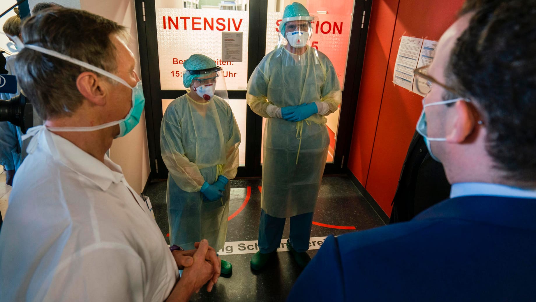 Bundesgesundheitsminister Jens Spahn (r.) zu Besuch im Uniklinikum Gießen: Die Bundesregierung berät am Mittwoch über die Kontaktbeschränkungen aufgrund der Corona-Krise. Experten der Helmholtz-Gemeinschaft empfehlen die Beibehaltung.