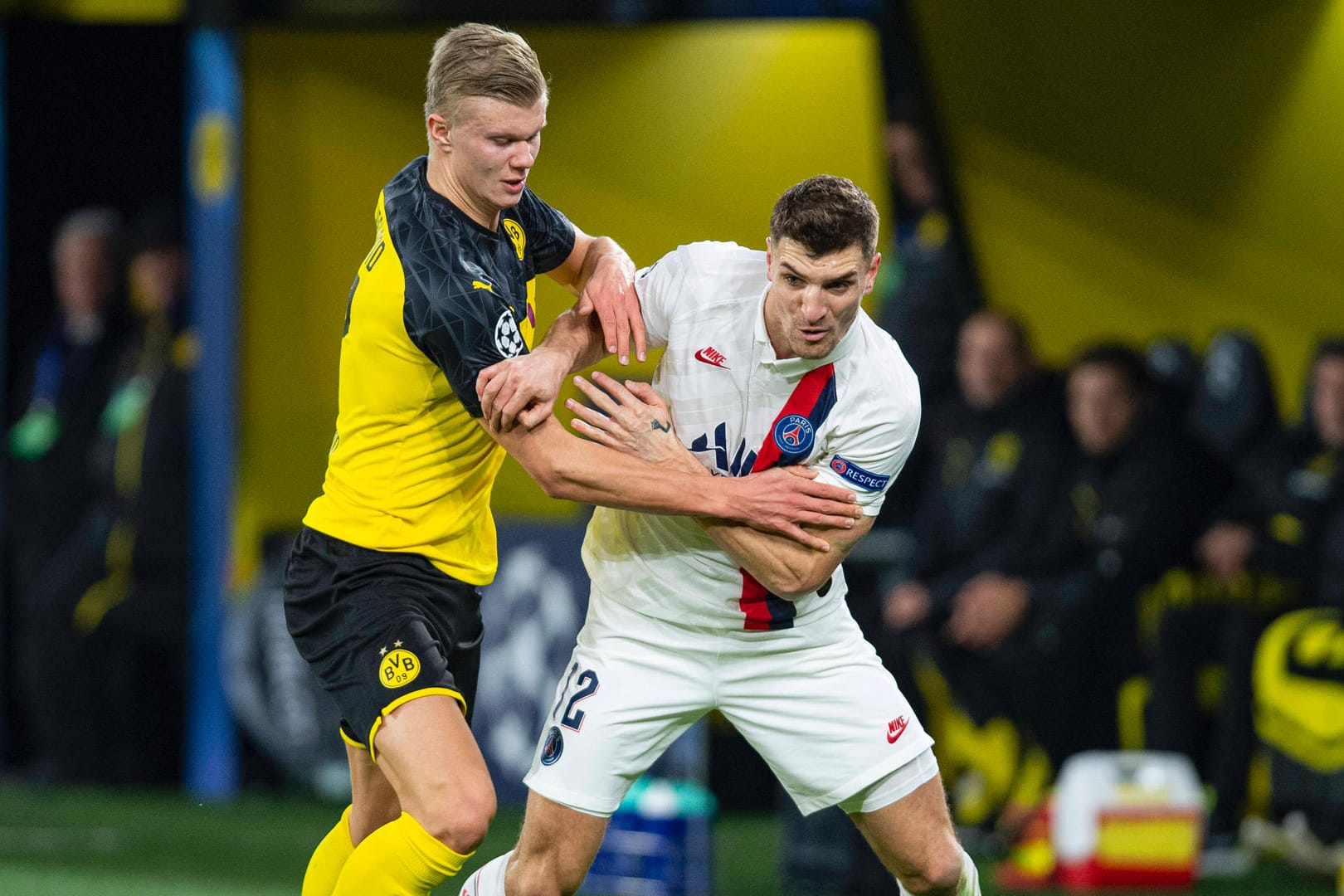 Meunier (rechts) im Zweikampf mit BVB-Spieler Haaland: Wechselt der belgische Außenverteidiger ablösefrei zum BVB?