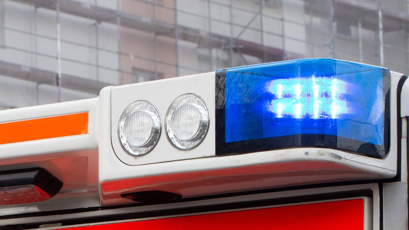 Feuerwehr mit Blaulicht: In Karlsruhe mussten Einsatzkräfte einen Brand an einem Supermarkt löschen.
