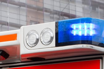 Feuerwehr mit Blaulicht: In Karlsruhe mussten Einsatzkräfte einen Brand an einem Supermarkt löschen.