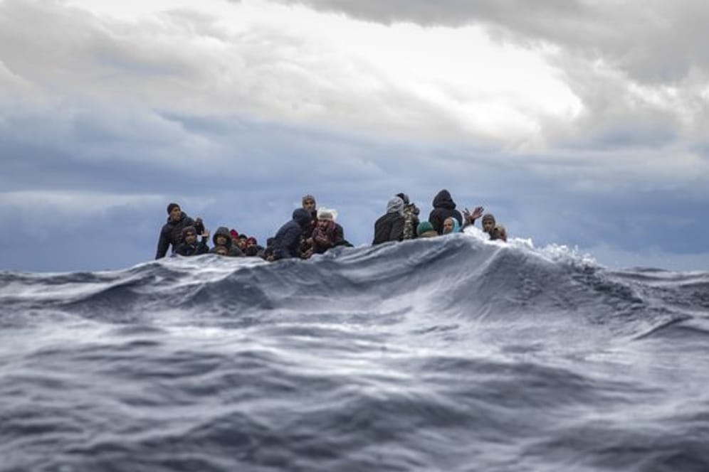 Das Archivfoto zeigt Flüchtlinge Anfang Januar in einem überfüllten Holzboot im Mittelmeer vor der Küste von Libyen.