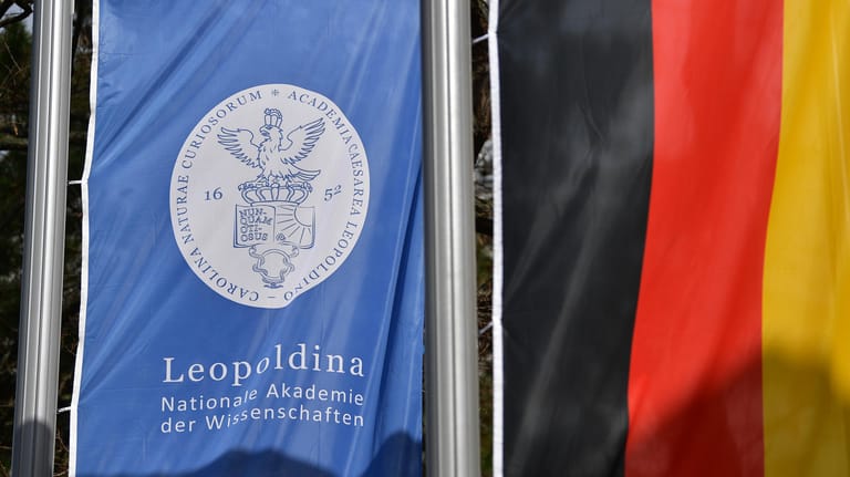 Eine Fahne mit dem Logo der Nationalen Akademie der Wissenschaften Leopoldina: Die Wissenschaftsakademie hat eine Empfehlung zur Lockerung von Einschränkungen in der Corona-Krise vorgelegt.