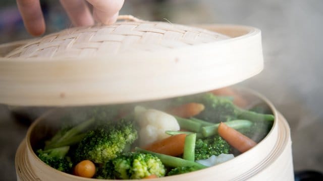 In gedämpftem Gemüse, Fisch oder Obst bleiben Vitamine und andere Nährstoffe besonders gut erhalten. In gedämpftem Gemüse, Fisch oder Obst bleiben Vitamine und andere Nährstoffe besonders gut erhalten.