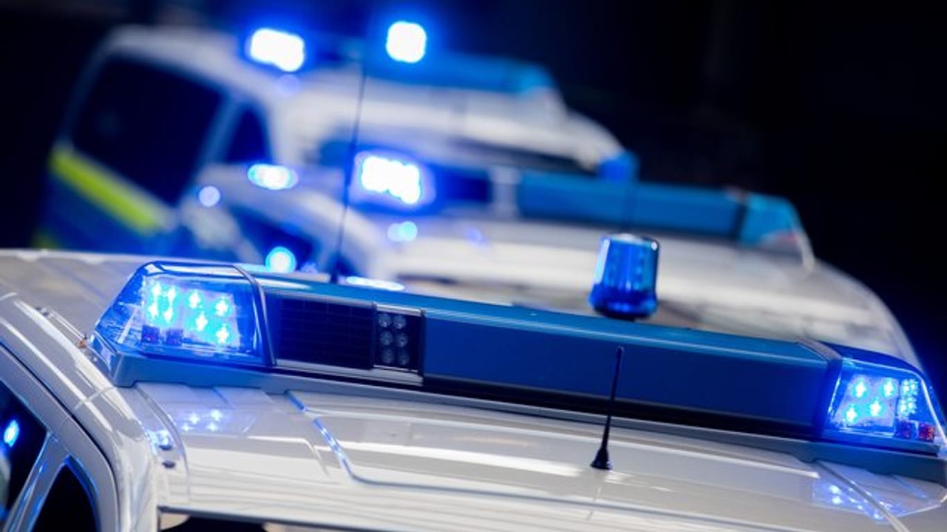 Polizeiwagen im Einsatz (Symbolbild): Ein 14-Jähriger ist in Bayern mit einem Auto herumgefahren. Sieben Streifenwagen waren im Einsatz.