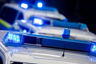 Polizeiwagen im Einsatz (Symbolbild): Ein 14-Jähriger ist in Bayern mit einem Auto herumgefahren. Sieben Streifenwagen waren im Einsatz.