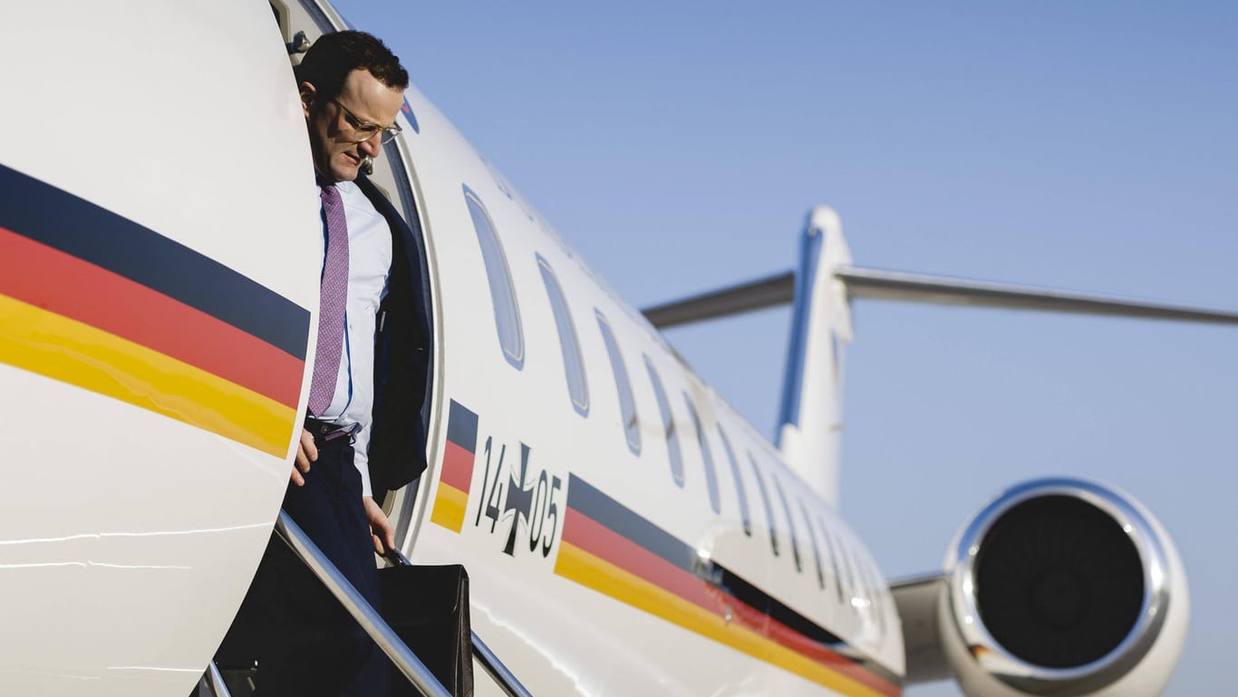Bundesgesundheitsminister Jens Spahn (CDU) steigt aus einem Flugzeug der Flugbereitschaft: Das Gesundheitsministerium hat seinen ersten Dienstsitz bis heute in Bonn.