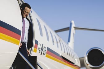 Bundesgesundheitsminister Jens Spahn (CDU) steigt aus einem Flugzeug der Flugbereitschaft: Das Gesundheitsministerium hat seinen ersten Dienstsitz bis heute in Bonn.