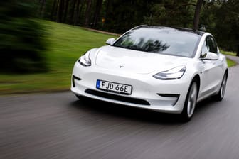 Tesla Model 3: Das Einstiegsmodell kostet ab 47.560 Euro. Durch den Umweltbonus wird es 5.000 Euro günstiger.