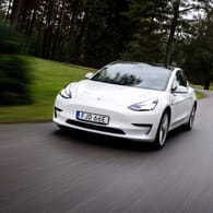 Tesla Model 3: Das Einstiegsmodell kostet ab 47.560 Euro. Durch den Umweltbonus wird es 5.000 Euro günstiger.