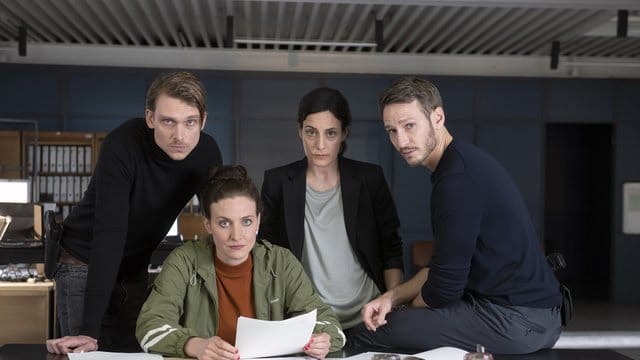 Hauptkommissar Adam Schürk (Daniel Sträßer, l-r), Hauptkommissarin Pia Heinrich (Ines Marie Westernströer), Hauptkommissarin Esther Baumann (Brigitte Urhausen) und Hauptkommissar Leo Hölzer (Vladimir Burlakov). Hauptkommissar Adam Schürk (Daniel Sträßer, l-r), Hauptkommissarin Pia Heinrich (Ines Marie Westernströer), Hauptkommissarin Esther Baumann (Brigitte Urhausen) und Hauptkommissar Leo Hölzer (Vladimir Burlakov).