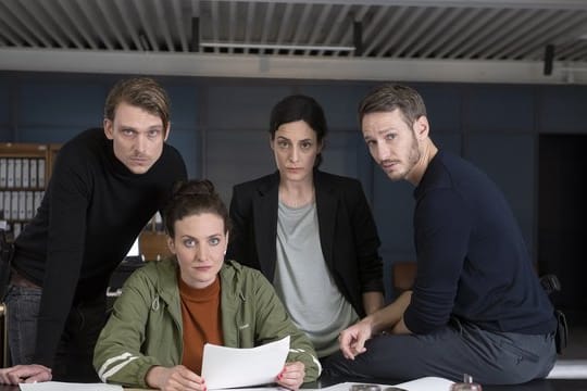 Hauptkommissar Adam Schürk (Daniel Sträßer, l-r), Hauptkommissarin Pia Heinrich (Ines Marie Westernströer), Hauptkommissarin Esther Baumann (Brigitte Urhausen) und Hauptkommissar Leo Hölzer (Vladimir Burlakov).