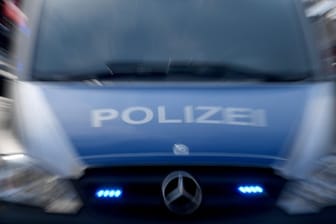 Ein Polizeiwagen mit Blaulicht: Ein Mann im Hasenkostüm wurde gleich zwei Mal besucht. (Symbolfoto)