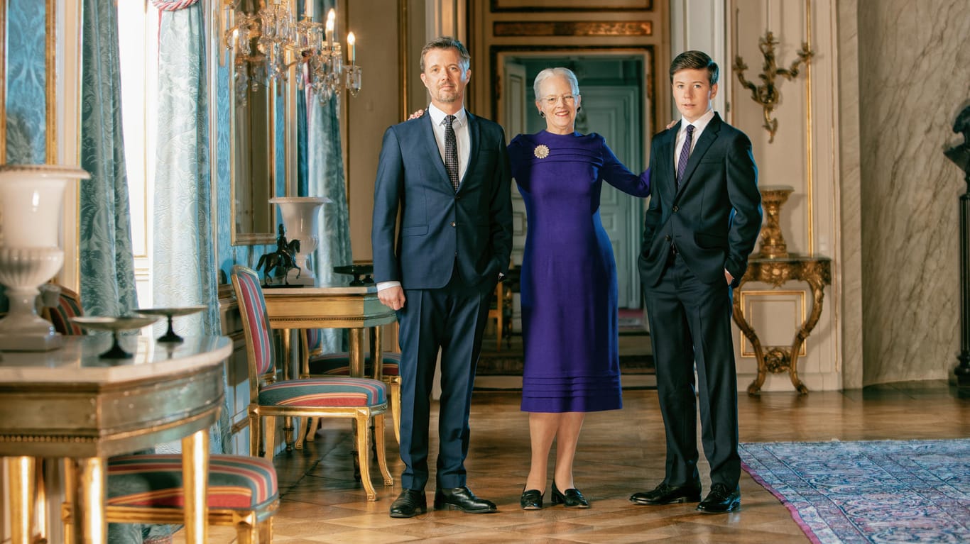 Königin Margrethe posiert mit Kronprinz Frederik und Prinz Christian.