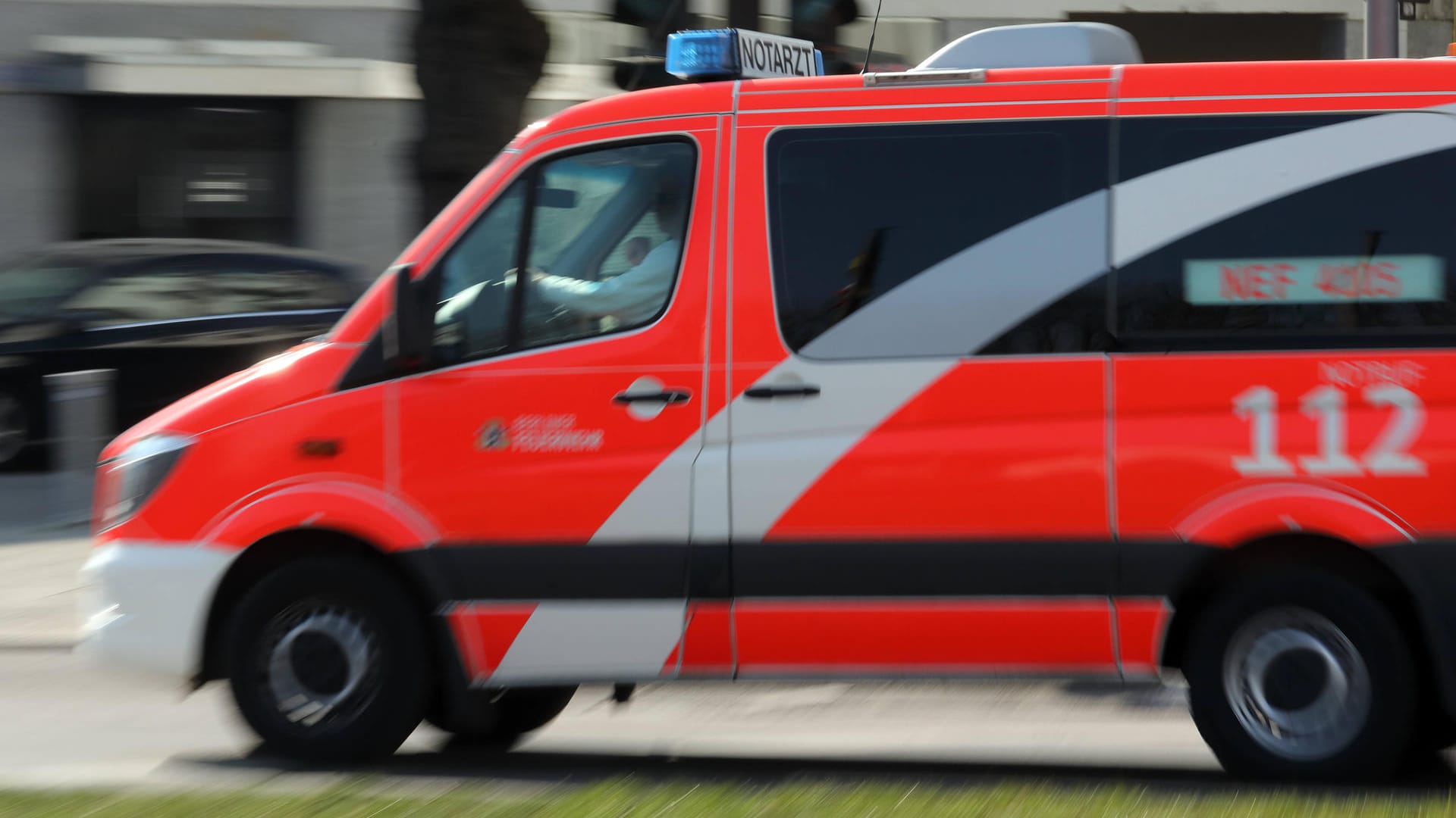 Ein Einsatzwagen fährt auf einer Straße (Symbolbild): In Düsseldorf ist ein Kind bei einem Unfall mit einer Straßenbahn schwer verletzt worden. Ein Einsatzwagen fährt auf einer Straße (Symbolbild): In Düsseldorf ist ein Kind bei einem Unfall mit einer Straßenbahn schwer verletzt worden.