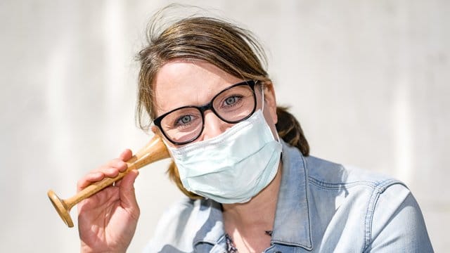 Wibke Klug trägt bei der Geburt nun einen Mundschutz.