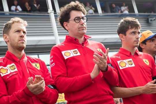 Scuderia-Teamchef Mattia Binotto (r) versichert Sebastian Vettel (l) der Wertschätzung der Scuderia.