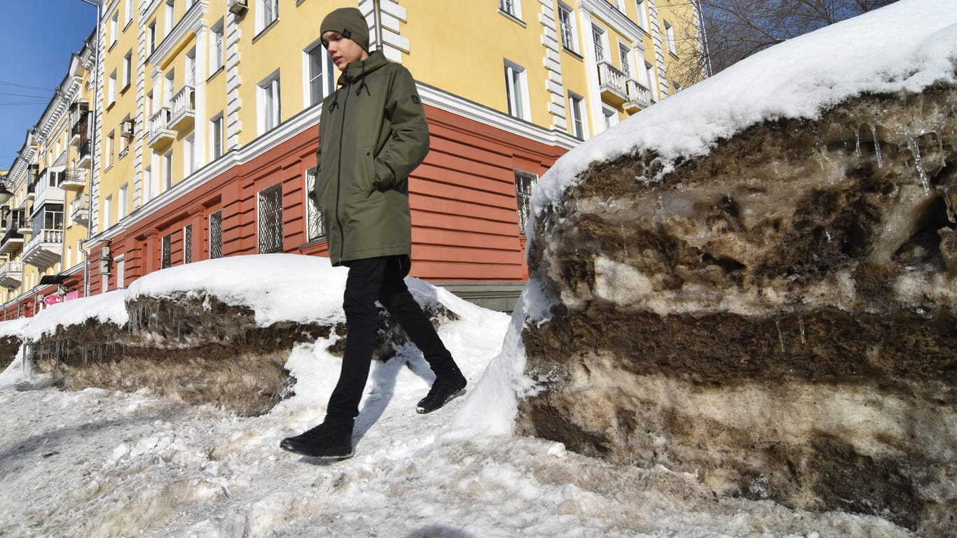 Nowokusnezk in Russland: Wie bei eine mehrstöckige Torte präsentieren sich die Schichten des Schnees.