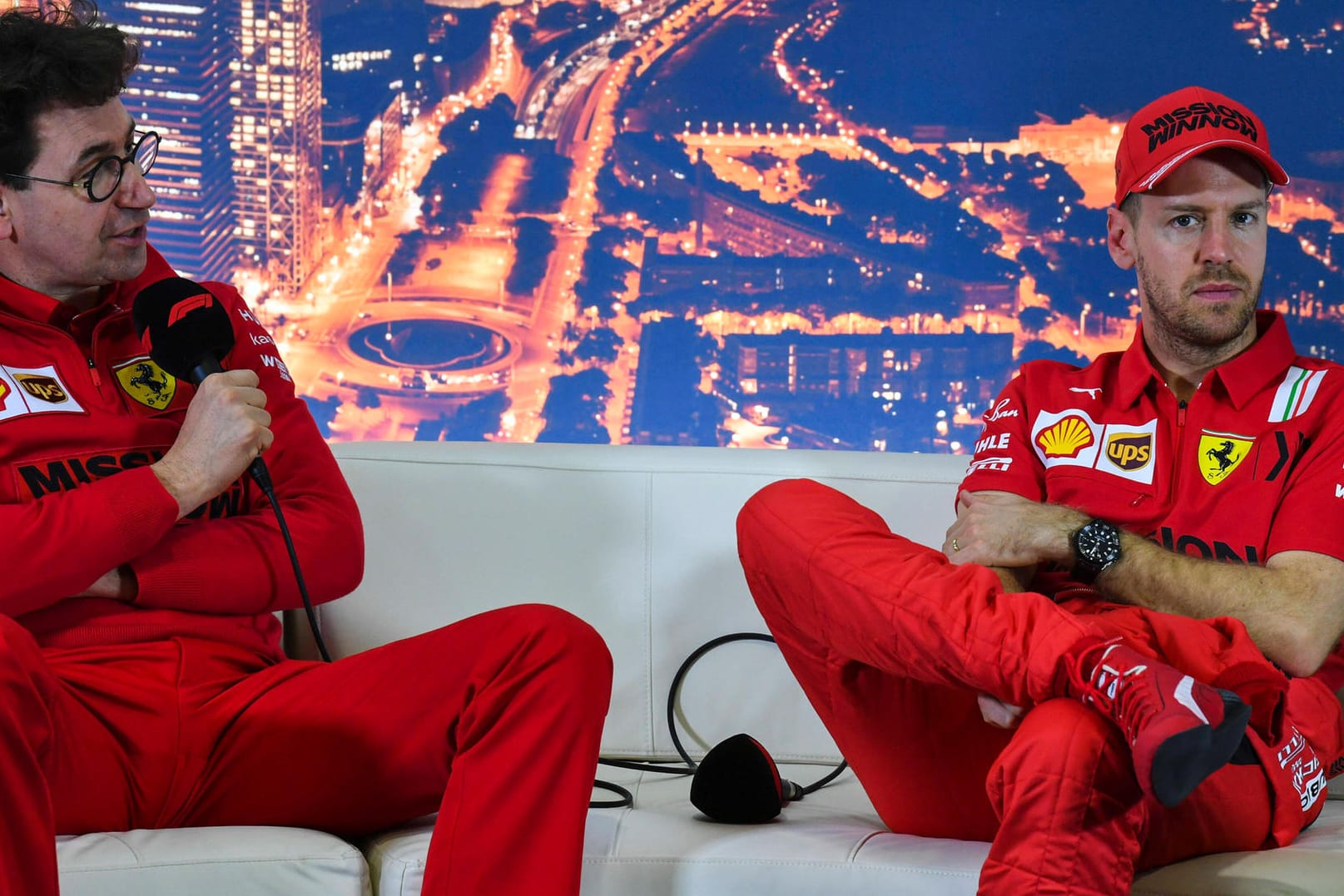 Ferrari-Teamchef Binotto (li.) und Vettel: Das Verhältnis gilt als beschädigt.