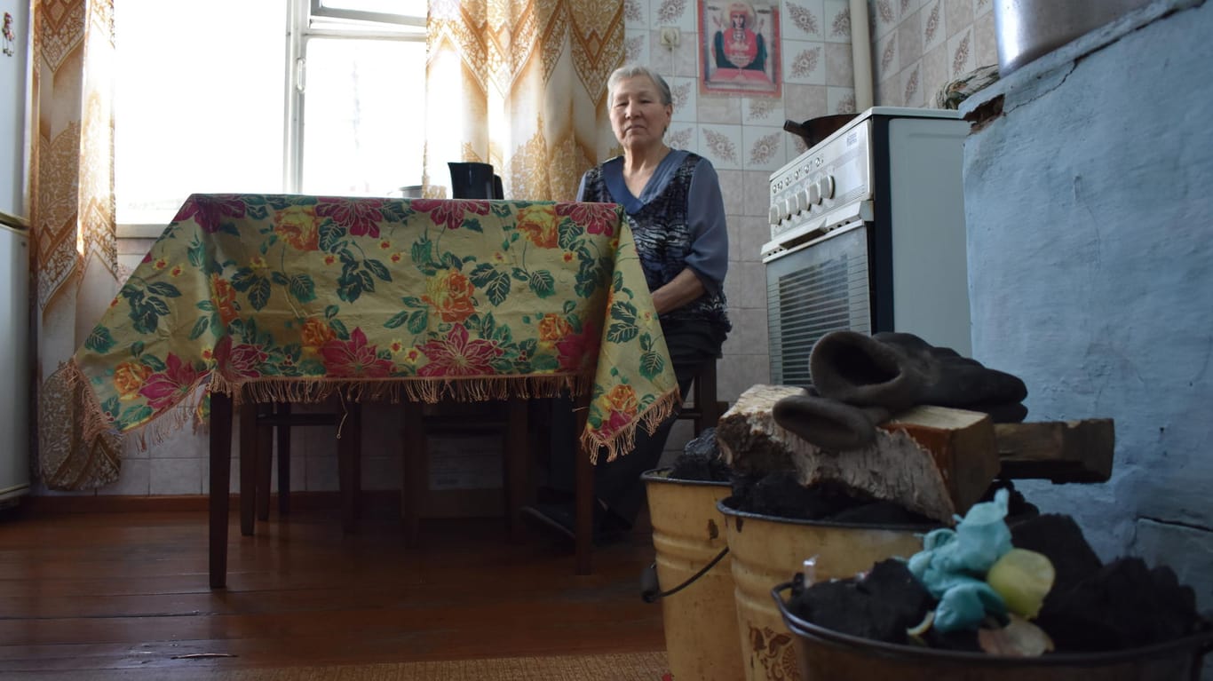 Walentina Boriskina: Sie muss oft sauber machen, weil alles schwarz ist. Sie lebt nahe Russlands größtem Kohlerevier.