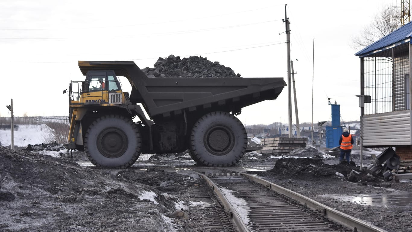 Schutt in Nowokusnezk: Ein Teil der im Kusnezker Becken abgebauten Kohle geht nach Deutschland. Umweltschützer beklagen, dass die Natur zerstört wird und viele Menschen krank sind.
