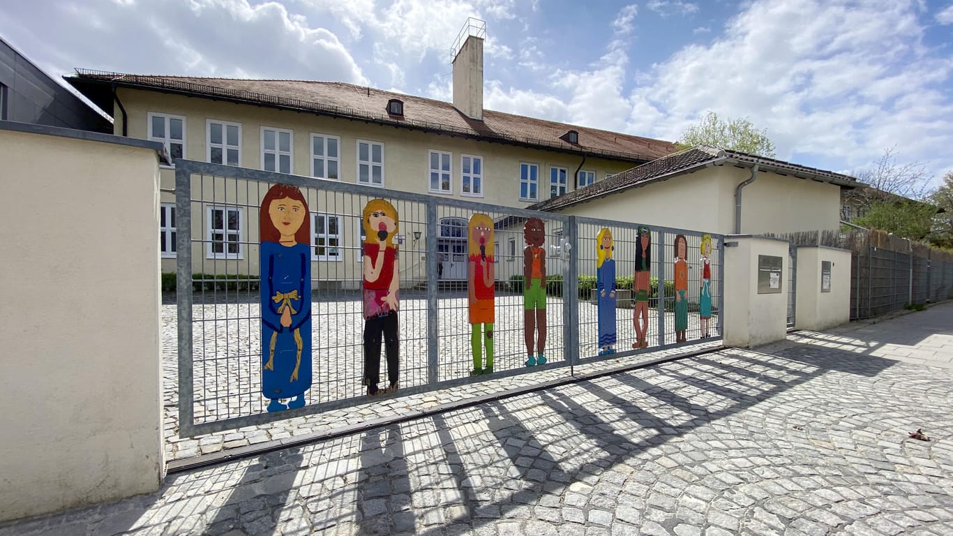 Grundschule in München-Harlaching: Bundesweit sind Schulen und Kitas wegen der sich weiter ausbreitenden Coronavirus-Pandemie geschlossen.