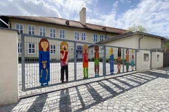 Grundschule in München-Harlaching: Bundesweit sind Schulen und Kitas wegen der sich weiter ausbreitenden Coronavirus-Pandemie geschlossen.