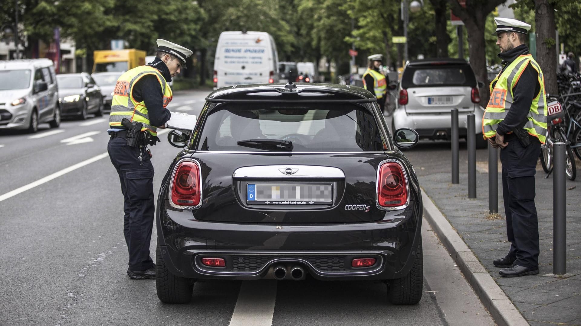 Polizeikontrolle: Ob in dieser Situation gefilmt werden darf, wurde bereits von verschiedenen Gerichten geklärt.