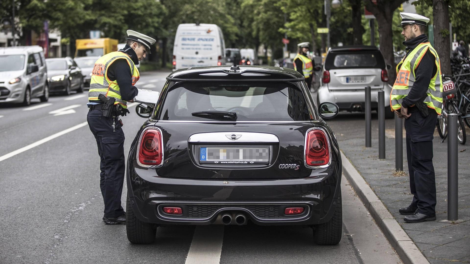 Polizeikontrolle: Ob in dieser Situation gefilmt werden darf, wurde bereits von verschiedenen Gerichten geklärt.