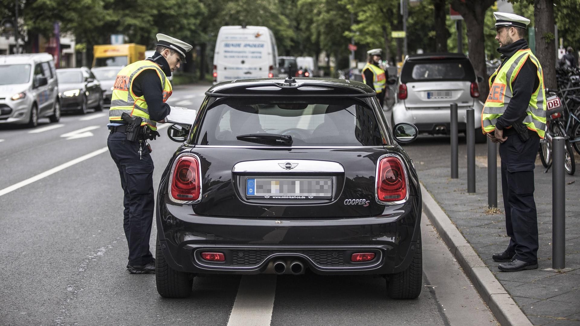 Polizeikontrolle: Ob in dieser Situation gefilmt werden darf, wurde bereits von verschiedenen Gerichten geklärt.