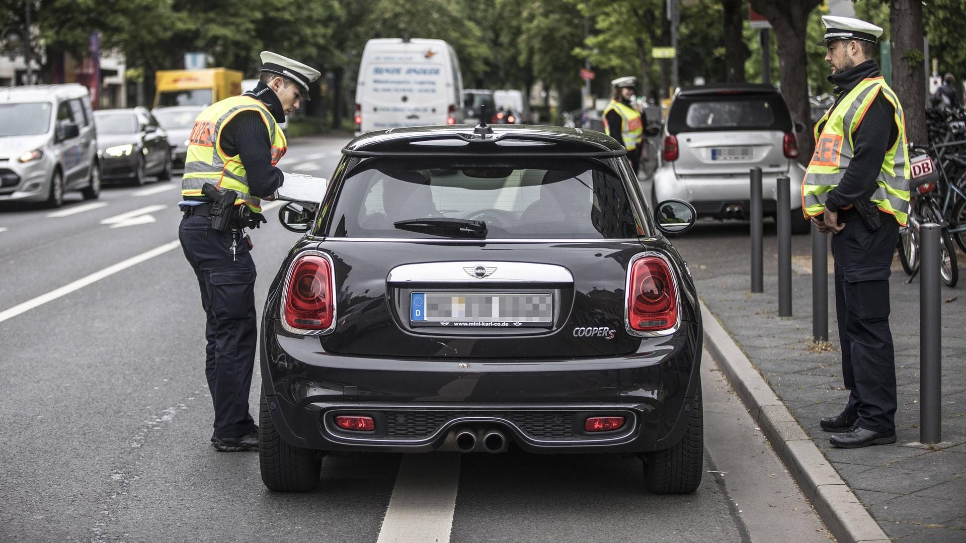 Polizeikontrolle: Ob in dieser Situation gefilmt werden darf, wurde bereits von verschiedenen Gerichten geklärt.