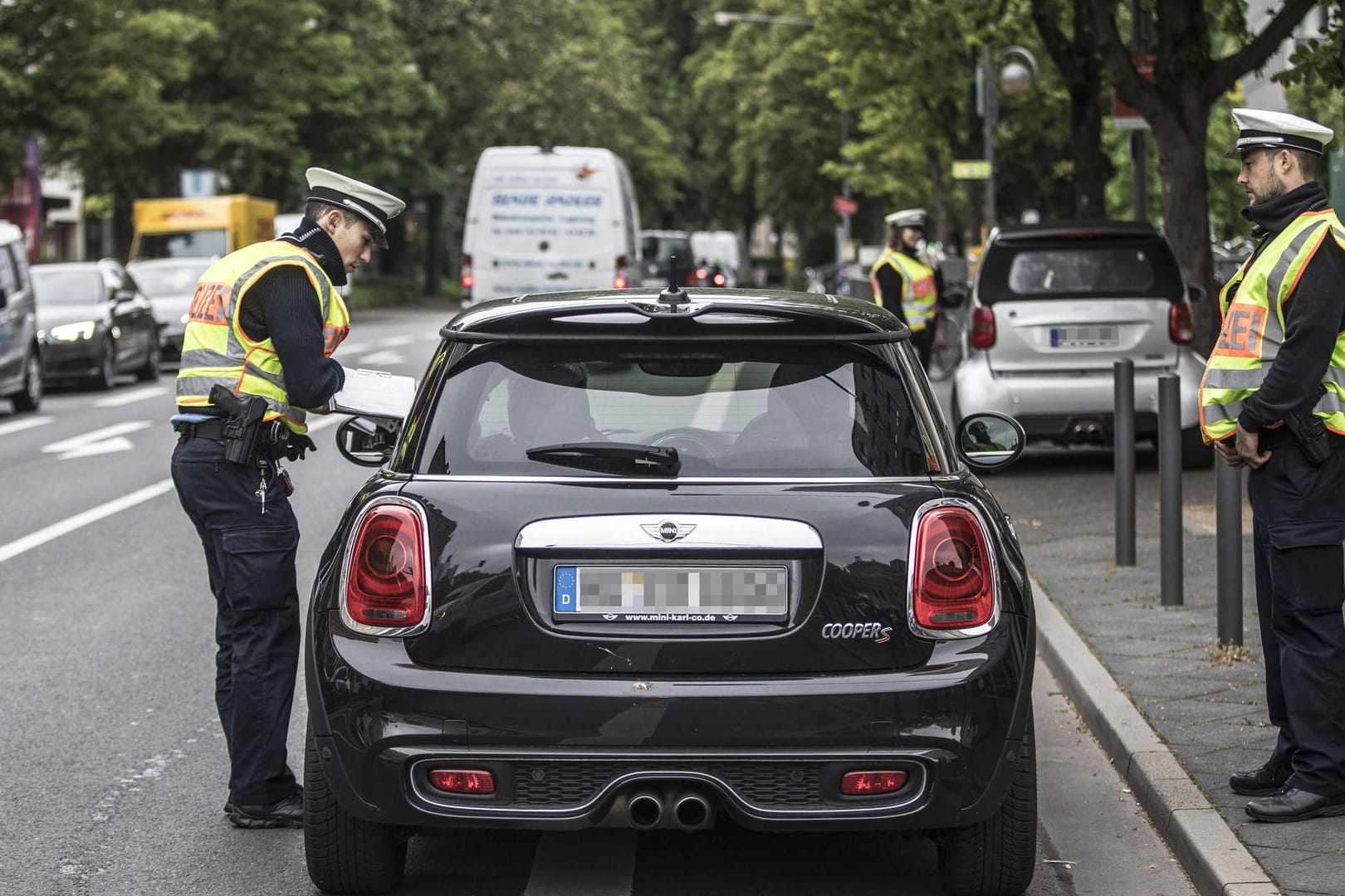 Polizeikontrolle: Ob in dieser Situation gefilmt werden darf, wurde bereits von verschiedenen Gerichten geklärt.