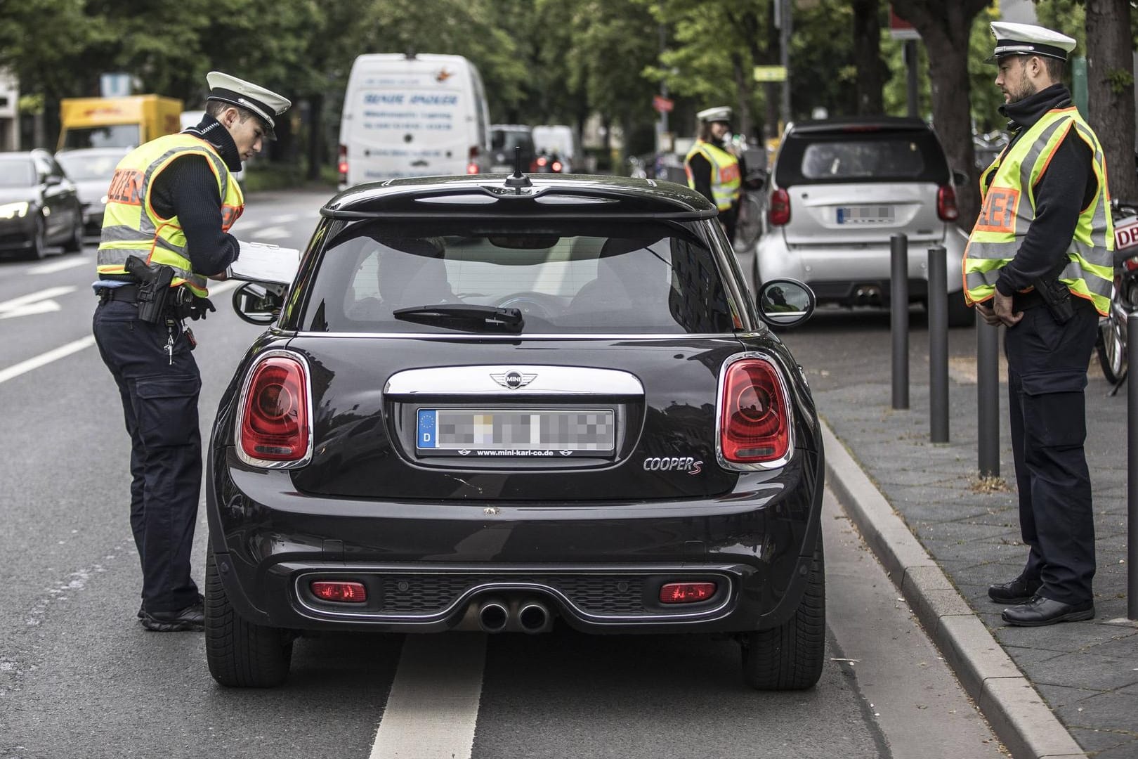 Polizeikontrolle: Ob in dieser Situation gefilmt werden darf, wurde bereits von verschiedenen Gerichten geklärt.