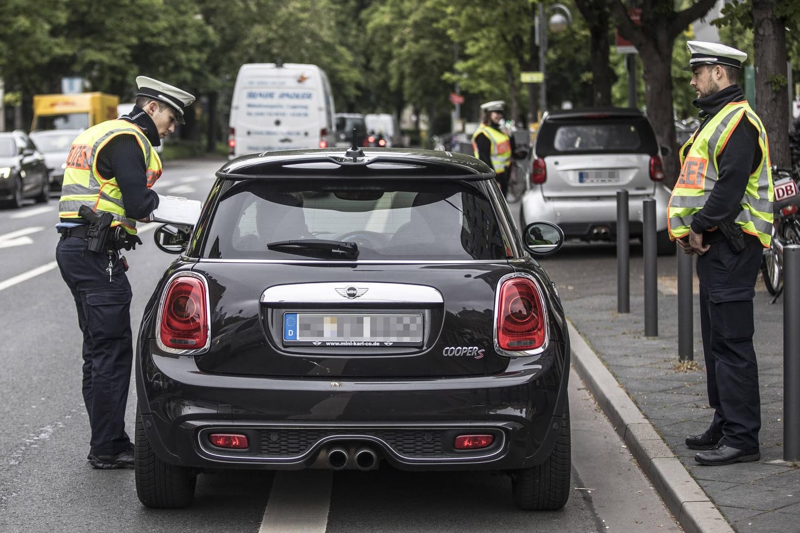 Polizeikontrolle: Ob in dieser Situation gefilmt werden darf, wurde bereits von verschiedenen Gerichten geklärt.