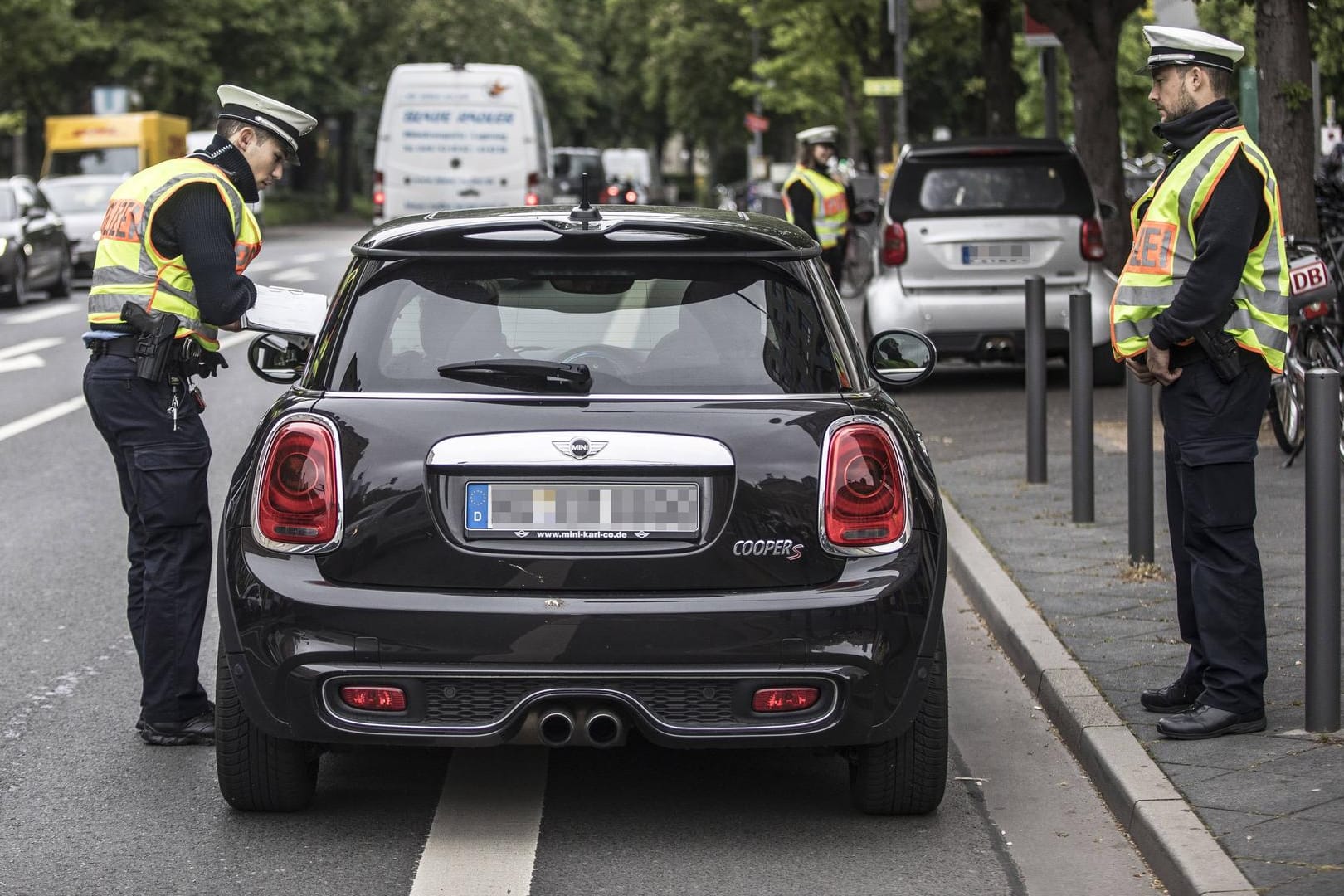 Polizeikontrolle: Ob in dieser Situation gefilmt werden darf, wurde bereits von verschiedenen Gerichten geklärt.