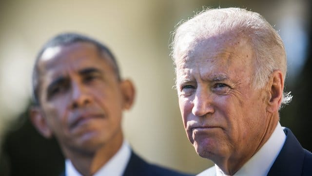 Der damalige US-Präsident Barack Obama im Herbst 2015 neben Joe Biden.