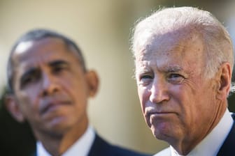Der damalige US-Präsident Barack Obama im Herbst 2015 neben Joe Biden.