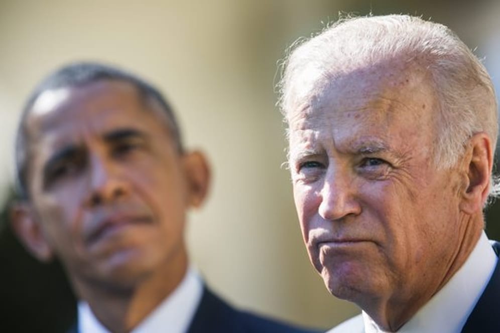 Der damalige US-Präsident Barack Obama im Herbst 2015 neben Joe Biden.