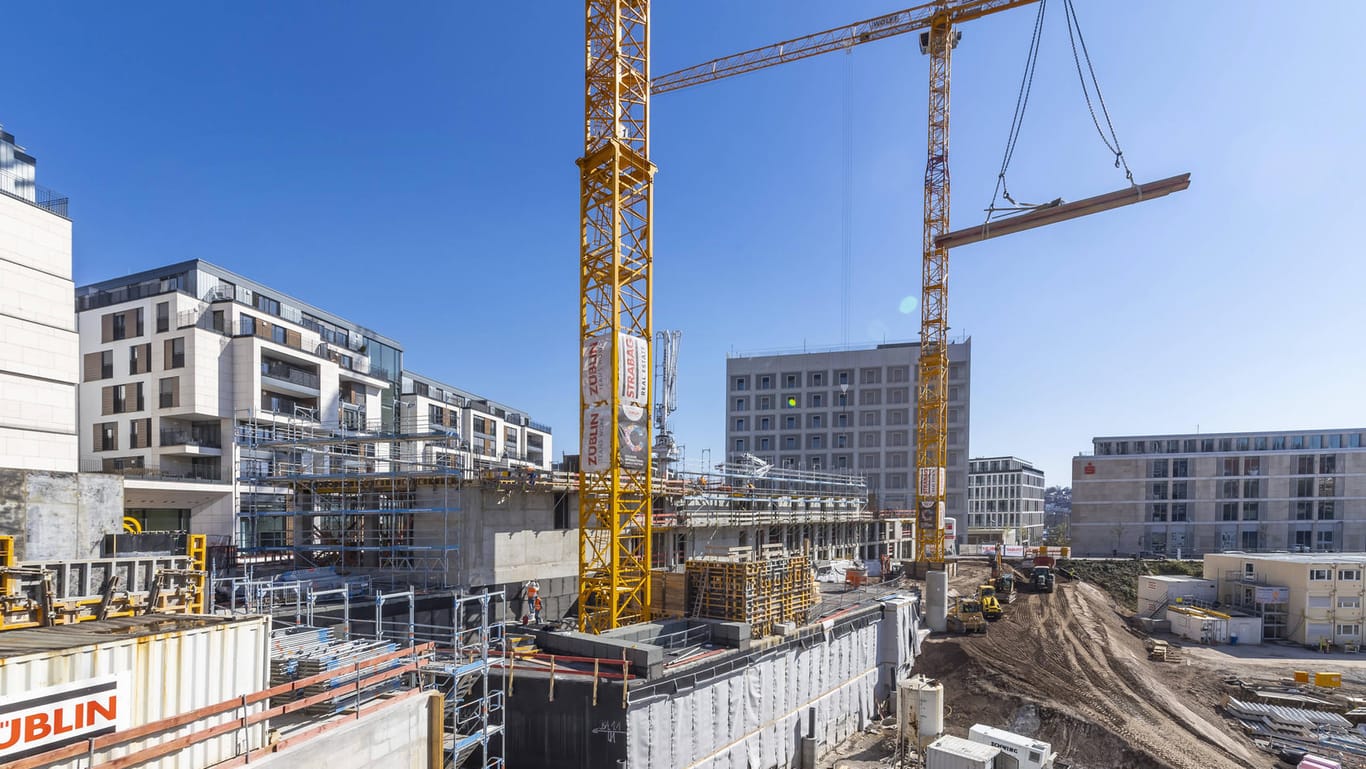 Baustelle in Stuttgart: So investieren Sie mit Immobilienfonds in Bürokomplexe und Wohnhäuser.