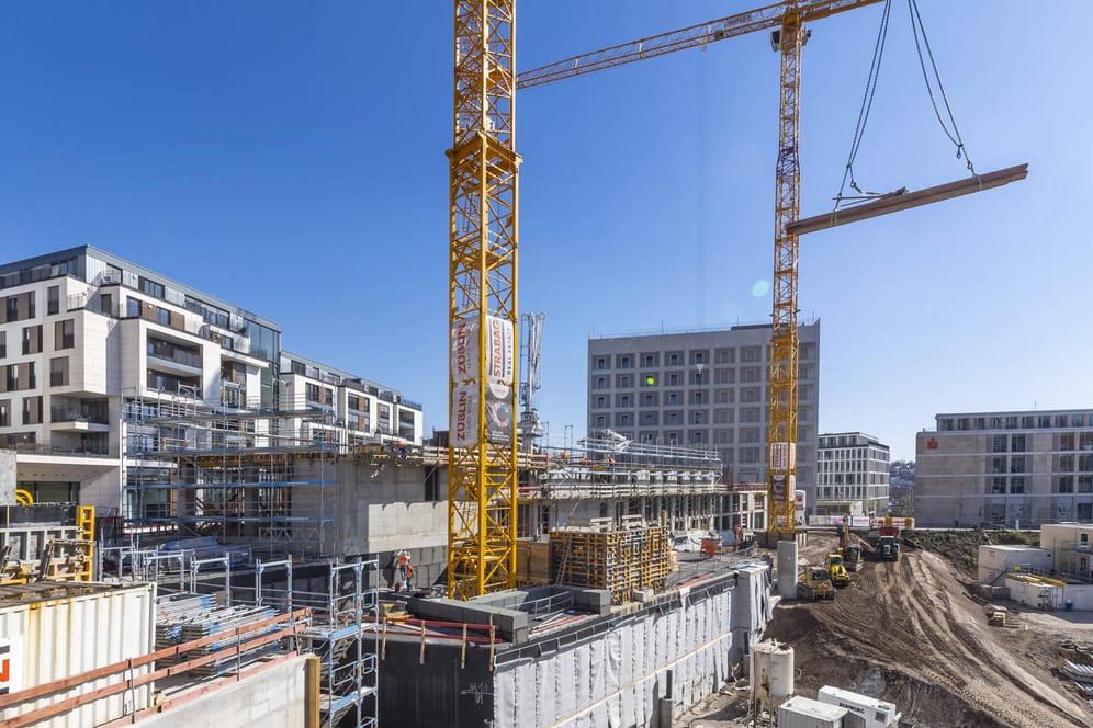 Baustelle in Stuttgart: So investieren Sie mit Immobilienfonds in Bürokomplexe und Wohnhäuser.