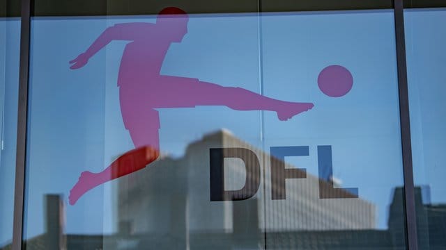 Die Deutsche Fußball-Liga bemücht sich bei den 36 Profi-Clubs um Geschlossenheit. Die Deutsche Fußball-Liga bemücht sich bei den 36 Profi-Clubs um Geschlossenheit.