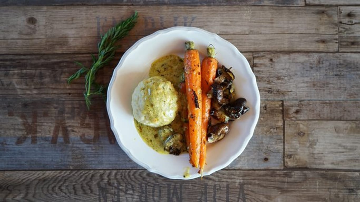 Kombiniert werden die Kartoffelklöße mit saisonalem Gemüse wie Bundmöhren und braunen Champignons.