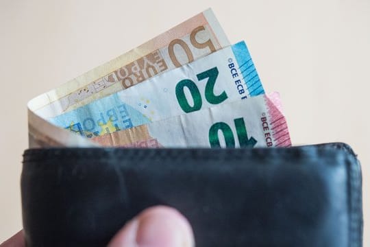 Rente: Drei Monate vor dem gewünschten Renteneintritt sollte der Antrag auf Rentenbeginn gestellt werden. Rente: Drei Monate vor dem gewünschten Renteneintritt sollte der Antrag auf Rentenbeginn gestellt werden.