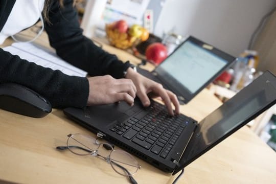 Homeoffice: Eine Strategie gegen die Dauerfutterei kann sein, den Alltag zu strukturieren.