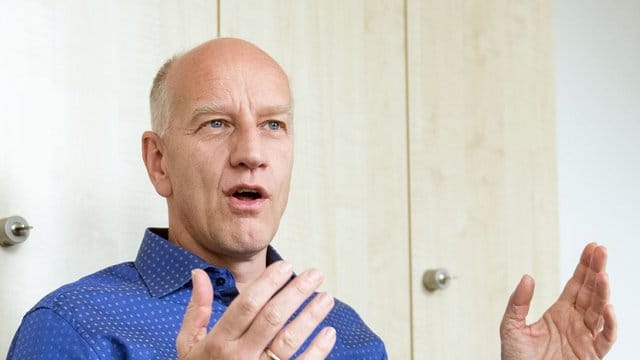 Sieht Geisterspiele in der Bundesliga kritisch: Der Virologe Ulf Dittmer. Sieht Geisterspiele in der Bundesliga kritisch: Der Virologe Ulf Dittmer.