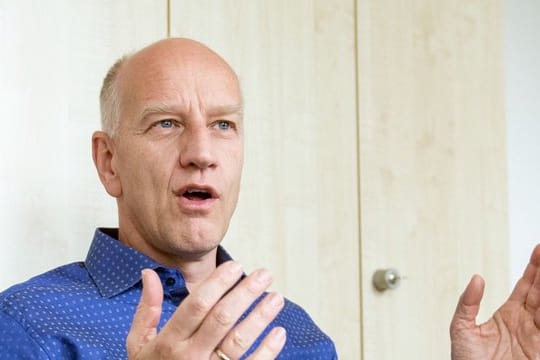Sieht Geisterspiele in der Bundesliga kritisch: Der Virologe Ulf Dittmer.