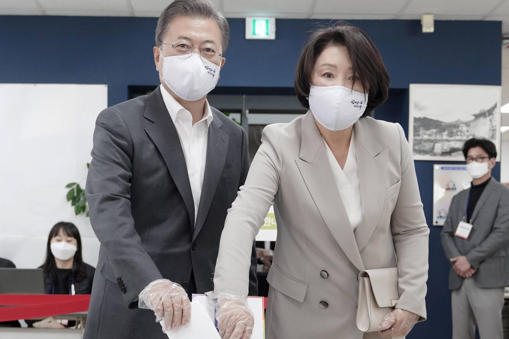 Südkoreas amtierender Präsident Moon Jae In gibt seine Stimme ab: Überschattet von der Corona-Pandemie wählen die Südkoreaner ein neues Parlament.