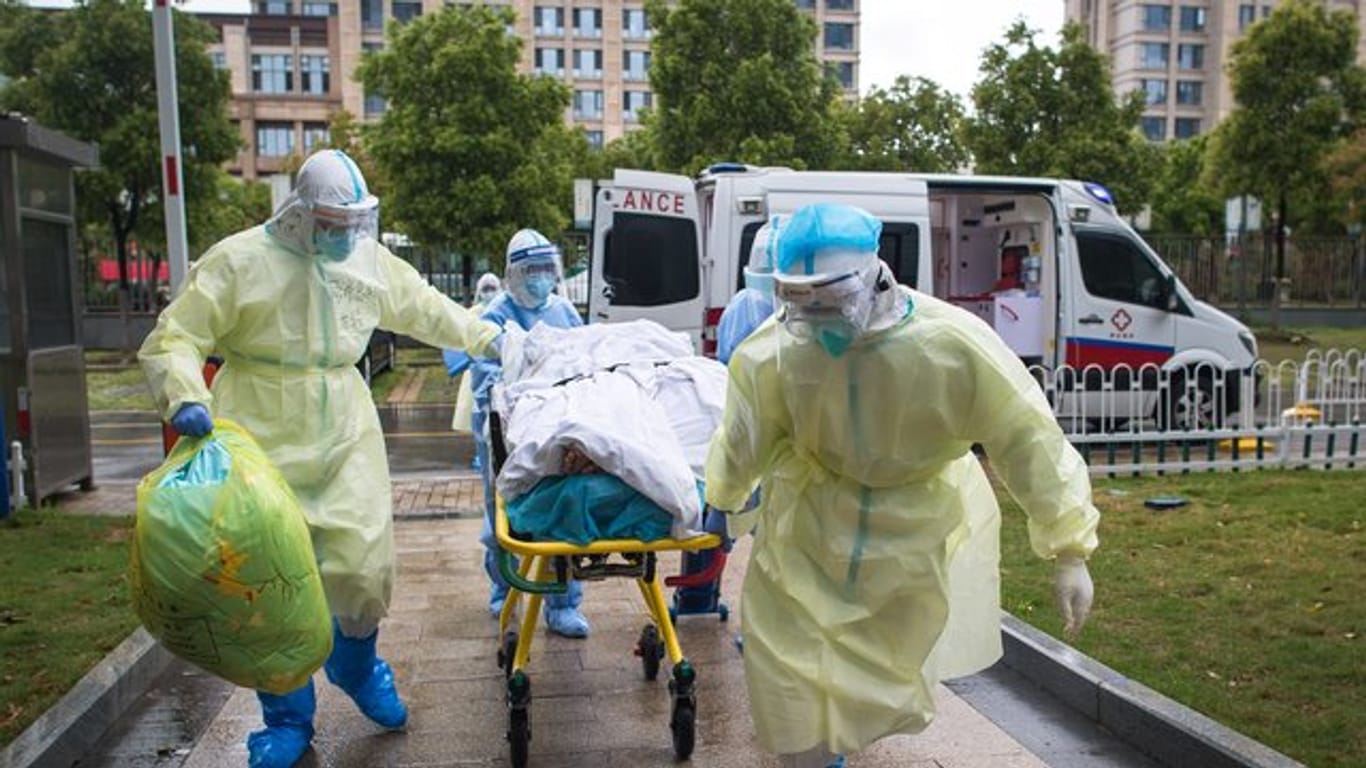 Medizinisches Personal in Wuhan rollt einen Patienten auf einer Liege in das Tongji-Krankenhauses.