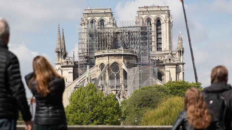 Kran neben der Baustelle von Notre Dame: Vor einem Jahr ist die berühmte Kathedrale in Paris bei einem Brand zerstört worden.