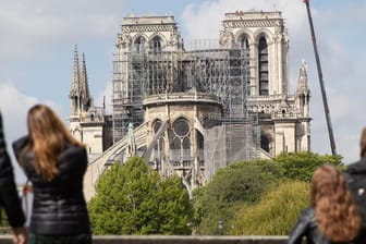 Kran neben der Baustelle von Notre Dame: Vor einem Jahr ist die berühmte Kathedrale in Paris bei einem Brand zerstört worden.