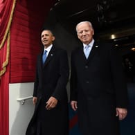 Barack Obama und Joe Biden bei der Amtseinführung Donald Trumps 2017: Der Ex-Präsident verkündete offiziell seine Unterstützung für Bidens Kandidatur.